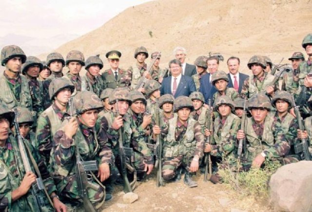 Cumhurbaşkanlığı, 8. Cumhurbaşkanı Turgut Özal'ın vefat yıl dönümü dolayısıyla Turgut Özal'ın fotoğraflarını yayınladı.