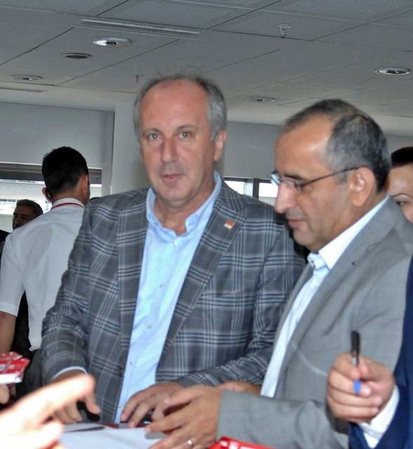 CHP Milletvekili Muharrem İnce'nin, sosyal medyada yayılan fotoğrafı çok konuşuldu. CHP bayraklarına sarılmış haldeki fotoğrafını, İnce kendi hesabından da yayınladı.
