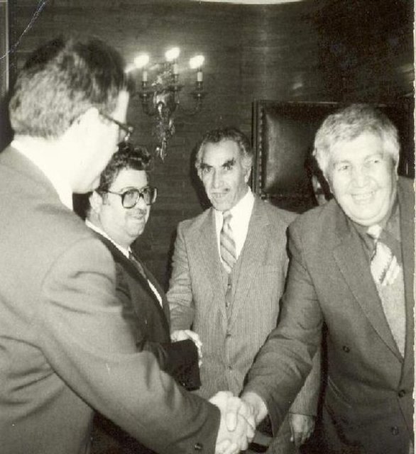 Güner, Turgut Özal yapacağı kapalı salon konuşması için sahneye çıktığında mikrofonun çalışmadığını söylediğini kendisin de ona "Acelen ne be abi iki dakika bekle" dediğini, Özal'ın ise büyük bir tevazu ile yanıt verdiğini söyledi.