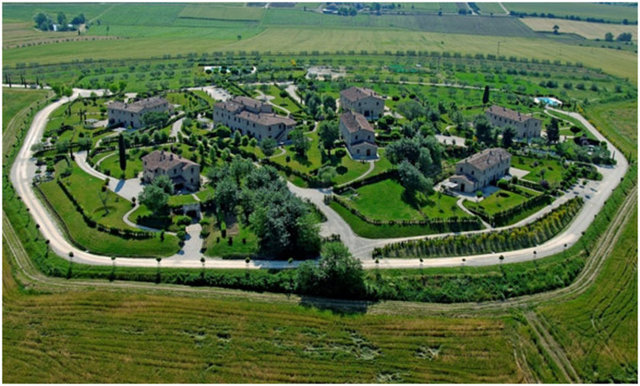 4- Tam donanımlı lüks villa siteleri (kiralama amaçlı) - Yeni Kiev şehir planına göre merkeze uzaklığı 15 km.'yi geçmeyecek ve toplam 5-10 villanın yer alacağı, projesine gore ortak veya özel kullanımlı havuzun olduğu korumalı site yatırımı. Dayalı döşeli, büyükelçilik çalışanları, yabancı işadamları ile elit gruptaki Kievlilere yönelik olarak planlanmalıdır.  Yakınlarda burada sıkça rastlanan doğal ve küçük dere ile göl, çam ormanı gibi alanların varlığı değer katar.