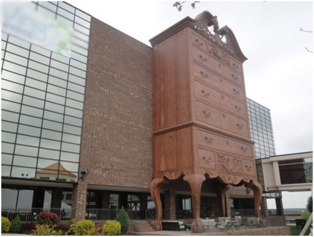 6-Ticari müşteriler için hotel, kafe, ofis ve restoran mobilya magazası - Türkiye'de üretilen hotel, restoran, kafe ve ofis mobilyalarının Kiev'de merkezden biraz uzak çevre yollarından biri üzerinde konumlandırılacak stoklu ortak showroomu.Şu anda Ukrayna'nın güney sahil şeridinde çok sayıda irili ufaklı otel inşa dilmektedir. Bunlar pekçok ürünleri Çin'den temin etmektedir. Fakat orta ve üst gelir gruplarına hitap eden tüm kurumsal mobilya ve dekorasyon ürünlerini  stoklu tutan şirket yoktur. - Türkiye'de üretilen kontrat mobilyalarının bir arada sunulduğu, gerekli ürünlerin Türkiye'den 1 haftada getirecek veya kısa zamanda üretebilecek, showroomdan veya depodan ayni gün servis veya montaj hizmeti verebilecek magaza yatırımı. Ayrıca pazardaki tüm ofis mobilyaları birbirine benzediginden orta veorta üstü gelir gubu için bu segment tamamen boştur. Kiradan dekorasyona, reklamdan piyasa araştırmalarına kadar ciddi miktarda devlet  ve Turquality desteklerinden kolyaca faydanmak mümkündür.