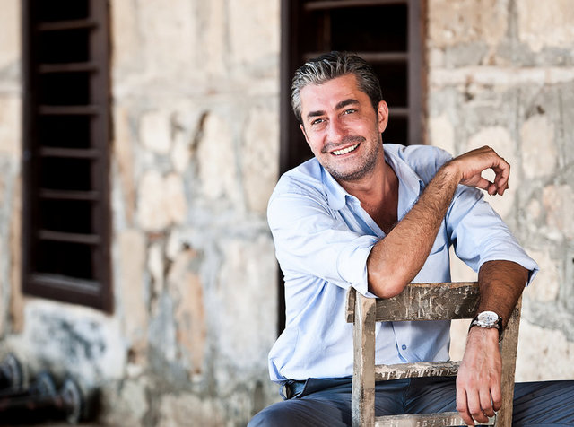 Erkan Petekkaya - Türkiye'deki erkek oyuncular içinde karizmasıyla çok öne çıkıyor. Etkileyici bir duruşu var