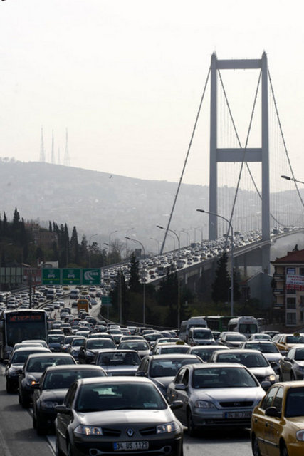 Anadoludan Avrupa yakasına geçişlerde, Boğaziçi Köprüsü'ndeki yoğunluk Altunizade'ye kadar uzanıyor