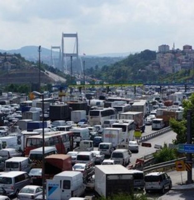 Anadolu'dan Avrupa yakasına geçişlerde FSM köprüsü Ataşehirden itibaren yoğun