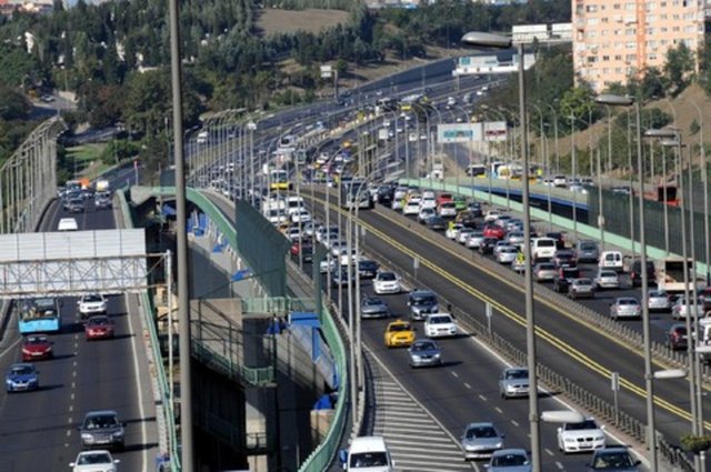 Avrupa yakası E-5 üzerinde Avcılar-Küçükçekmece çift yönlü yoğun