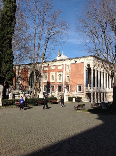 İstanbul Arkeoloji Müzesi, 1472 yılında Fatih Sultan Mehmet'in yaptırdığı Çinili Köşk'e de ev sahipliği yapıyor. Çinili Köşk, İstanbul'da Selçuklu üslubuna göre yapılmış tek mimari eser özelliğini taşıyor. Yapıldığı dönemde halk arasında "Sırça Saray" adı takılmıştı.