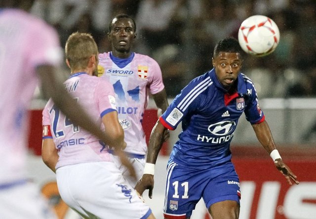 115-Lyon-Evian - Lyon, ligin 2. yarısına Troyes galibiyetiyle başladı. Evian ise iki takımın da birçok eksikle çıktığı maçta Brest'e karşı 13. dakikada kaleci Laquait penaltı yaptırıp kırmızı kart görünce istediğini alamadı. Betaa'yu alsalar da yine eksikleri fazla Lyon fark atar