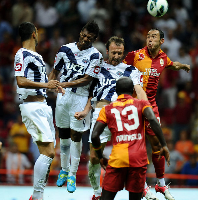 101-Kasımpaşa-Galatasaray - İbricic'le orta sahasını güçlendiren Kasımpaşa'da sol bek Sancak ile O oynamadığında forma giyen İlhan cezalı. Sağ bek ve stoprede görev alan El Yasa boşluğu dolduracak. Savunma sorunlarını hazırlık kampında da çözemediği gözüken Galatasaray'ın diğer sıkıntısı da Afrika'da olan sağ bek Ebue'nin yokluğu "Üst" oynanır.