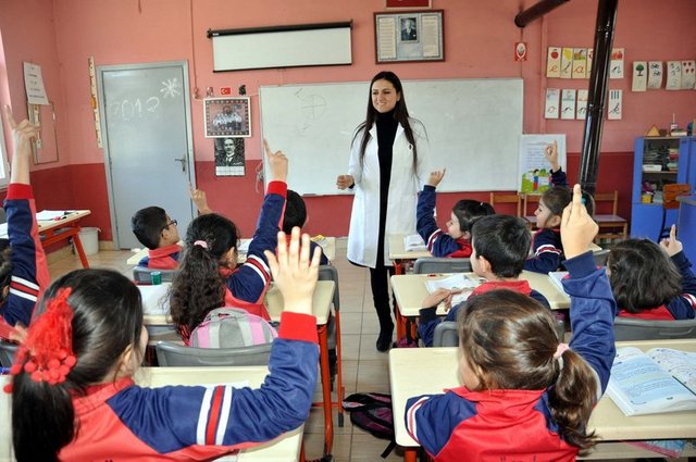 Okulun iç donanımını ve fiziki şartlarını tamamen yenileyen Livaneli, sosyal içerikli projeler hazırlayıp 14 öğrencisine ilkler yaşattı. Livaneli, öğrencilerini operaya, tiyatroya, sinemaya, götürüp buz pateni pistinde paten yapmalarını sağladı.