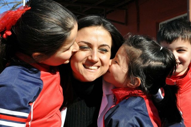 Öğrenci velilerine İlçe Halk Eğitim Merkezi desteğiyle aile eğitimi kursu açtı. Veliler her hafta okulda kurs kapsamında eğitim görmeye başladı. Dilek Livaneli, ayrıca açtığı okuma- yazma kursuyla köyde okuma yazma bilmeyen vatandaşlara yardımcı oldu.