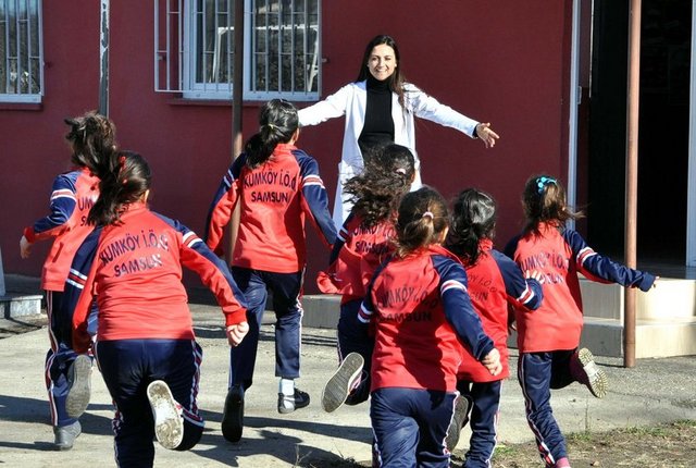 Geçen yıl bakanlık tarafından Samsun'da 'yılın mesleğinde fark yaratan öğretmeni' seçilen Livaneli, öğrencilerinin eğitiminin yanında velileri için de proje hazırlayıp meslek edindirme kursu düzenledi. Livaneli, okuma yazma kursu açtı, köylü kadınları operayla tanıştırdı.
