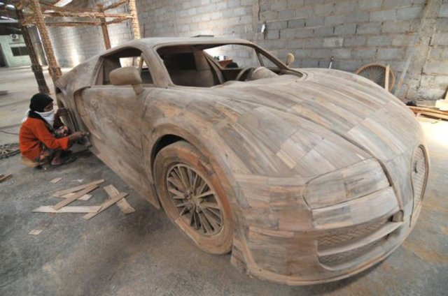 Endonezya'nin Orta Java bölgesinde bulunan Boyolali eyaletinde Endonezyalı işçiler tik ağacından Bugatti Veyron Super Sport aracının bire bir replikasını yapıyor.
