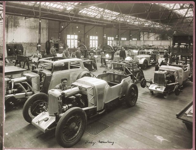 1913 yılında küçük bir atölyede Lionel Martin ve Robert Bamford tarafından kurulan Aston Martin, değerini her geçen yıl katlayarak bugünlere kadar geldi.