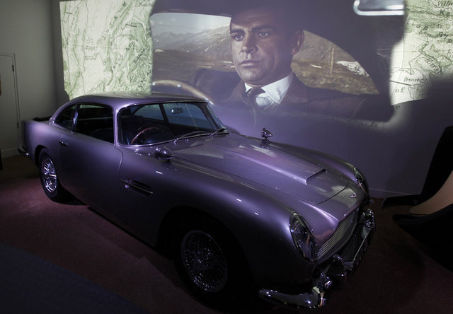 Güç, özgürlük ve ruhun birleşimi olarak anılan Aston Martin arabalar dünyada el yapımı olarak yapılan tek araba olma özelliğine sahip. Aynı zamanda adı James Bond'la da özdeşleştirilen otomobiller bu yıl 100. yıllarını başarıyla kutluyorlar.