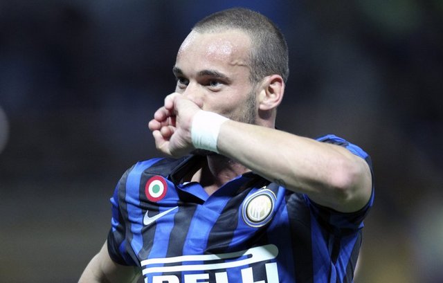 Inter formasıyla 1 Şampiyonlar Ligi, 1 Dünya Kulüpler, 1 İtalya Ligi, 1 - İtalya Kupası ve 1 İtalya Süper Kupası şampiyonluğu yaşadı. -