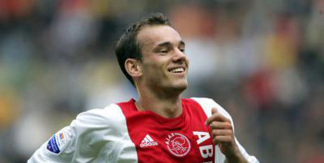 Futbola 7 yaşındayken Ajax alt yapısında başladı.