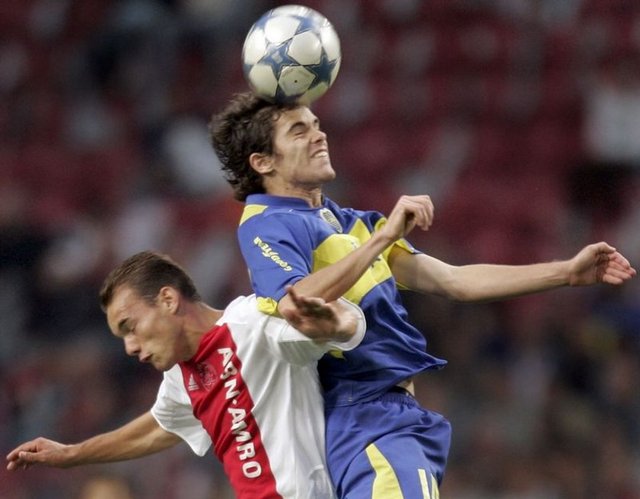 2002 yılında Ajax formasıyla profesyonel oldu.