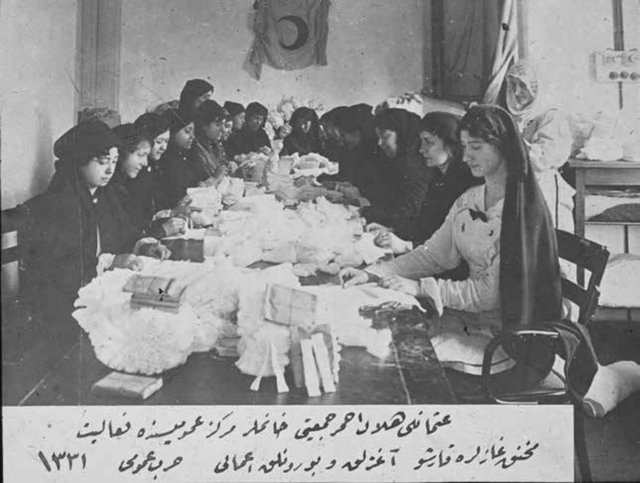Osmanlı Hilâl-i Ahmer Cemiyeti Hanımlar Merkez-i Umûmîsinde faaliyet. Muhnik (boğucu) gazlara karşı ağızlık ve burunluk i'mâli. (Harb-i Umûmî 1331 - 1915) (TKA)
