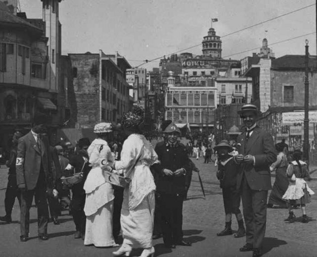 Karaköy'de bağış toplayan Hilâl-i Ahmer görevlileri. (TKA) - 1915 yılı