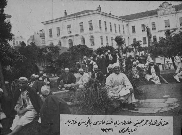 Osmanlı Hilâl-i Ahmer Cemiyeti Galatasaray Hastahanesi bahçesinde gaziler. (Harb-i Umûmî 1331-1915). (TKA)