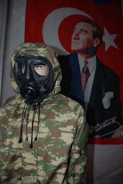 "Aktif karbon ise yalnızca Japonya'da üretiliyordu. Türkiye olarak bugün önemli bir teknolojiyi kazanmış oluyoruz. Küresel aktif karbonun üretimi, çok önemli bir teknikle kumaşa laminasyonunu gerçekleştirdik. Askere giydiriliyor, bir muharebe ortamında her türlü hareketi yapıp, 30 gün süresince koruma seviyesini muhafaza etmesi gerekiyor. Buradaki laminasyon, korumayı sağlaması için son derece önemli."