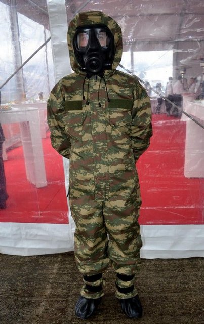 "Elbise ve konfeksiyon kısmı işin kolay tarafı, burada işin zorluğu ve teknolojisi, aktif karbonun, korumanın üretilmesiydi. En büyük çaba burada harcandı. Çalışmanın başlangıcı, TÜBİTAK ile daha önce başlattığımız bir Ar-Ge çalışmasına gidiyor. TÜBİTAK MAM'da aktif karbonun geliştirilmesi için bir Ar-Ge projesini daha önce tamamlamış ve ön üretimleri o proje içinde yapabilmiştik. Bu bir prototip çalışmaydı..."