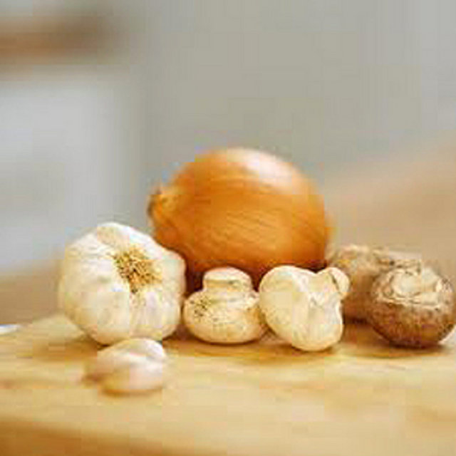 - Böcek sokmalarında, ya da vücutta oluşan kesiklerde yaraların üzerine konulan soğan büyük ölçüde kapanmalarını kolaylaştıracaktır ya da soğan suyu ile pansuman yapmak da faydalı olacaktır