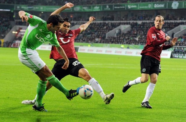 170 Hannover-Wolfsburg    - Ya Konan'ın milli takımda olması Hannover'ı çok fazla etkilemedi. Diouf ve Huszti gibi iki önemli gol silahına sahipler. Tek sıkıntıları geçtiğimiz hafta 1 gol kaydeden orta saha Pinto'nun cezalı oluşu. Teknik direktör sorununu Nürnberg'den Hacking'i alarak çözen Wolfsburg'un hücum gücü ortada. Ancak Josue'nin cezalı olması orta alanda defansif sıkıntılara neden olabilir. Hannover'in oynadığı son 7 maçta da hem karşılıklı gol atıldı hem de 2.5 gol barajı aşıldı. Yine yüksek skorlu bir mücadele bekliyorum. -