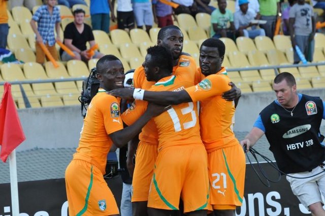 173 Fildişi-Tunus    - Afrika Uluslar Kupası'nda grubundaki ilk maçta zayıf Togo karşısında 8'de öne geçen Fildişi, galibiyete 88'de bulduğu golle ulaştı. O mücadelede mental olarak oyundan kopmaları skorun 1-1'e gelmesine neden olmuştu. Cezayir karşısında yaklaşık 70 dakika sadece savunmada kalan Tunus, hızlı hücumlarda bir çok kez rakibi az adamla yakalamasına rağmen çerçeveyi bile bulamadı. 90'da Msakni'nin sayısıyla kazansalar da oynadıkları futbol vasata bile yaklaşamadı. Güçlü Fildişi karşısında yine savunmaya gömülü oynayacaklarını düşünüyorum. Ancak kadrosunda Drogba, Ya Konan, Gervinho ve Toure gibi her an skoru değiştirebilecek kalitede isimleri barındıran rakiplerine direnebilmeleri zor. Fildişi galip gelir -  -