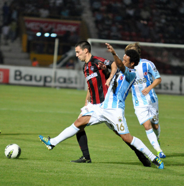 241 Gaziantep-Fenerbahçe    - Türkiye Kupası'nda rotasyonlu kadrolarla mücadele etmesine rağmen 4'te 4 yapan Fenerbahçe, 10 atıp kalesinde sadece 2 gol gördü. Ligde defansif anlamda aynı oranda başarılı değiller. Ancak bunda eksikler de önemli rol oynadı. Yobo, Afrika Kupası'nda. Elazığ maçında atılan Gökhan 3 maç ceza aldı. İyi haber, Hasan Ali ve Meirales'in dönmüş olması. Orta alanda ideal düzenine kavuşacak olan Fenerbahçe'de Sow da çok formda. Sivas deplasmanından 1 puanla dönen Antep'te savunmanın önemli ismi Binya cezalı. Hücum hattındaki Serdar ve Muhammet'in de tedavileri sürüyor. Zirve yarışında önemli puanlar kaybeden Fenerbahçe'nin, Galatasaray'ın Beşiktaş'ı ağırladığı haftada hata yapacağını düşünmüyorum. Rakibini son 3 maçta en az 2 farklı skorla geçmeyi başaran sarı-lacivertliler İstanbul'a 3 puanla döner. -