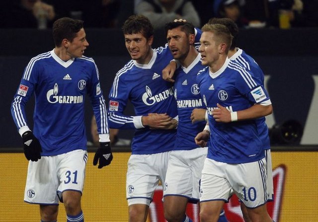 166 Ausburg-Schalke    - Desslerdorf deplasmanında 3-0'lık üstünlüğü yakalayan Augsburg, son 16 dakikada kalesinde 2 gol gördü. Son bölümde rakibin baskısına direnip 3 puan almayı başardılar. Ancak çok sayıda pozisyon verdiler. Jones'tan (os) cezası nedeniyle yararlanamayacak olan Schalke'de Afellay'ın (f) da tedavisi sürüyor. Etkili hücumculara sahip olsalar da savunmada çok aksıyorlar. Bu 5-4 biten Hannover mücadelesinde net bir şekilde görüldü. Sakat olan stoper Papadopoulos'un yokluğunu fazlasıyla arıyorlar. İyi haber ise Hanonver karşısında forma giyemeyen yıldız golcüleri Huntelaar'ın dönüyor olması. Defansif sorunları olsa da Devler Ligi'ni kovalayan konuk ekibin kazanacağını düşünüyorum. -  -  -