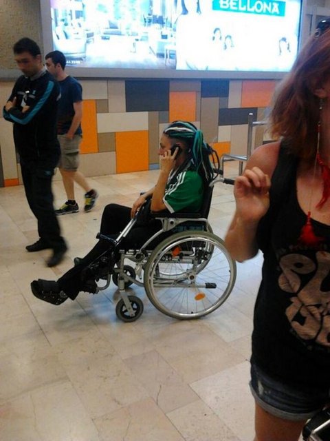 İki ay önce ayağını kıran şarkıcı Özlem Tekin hala iyileşmedi. Bodrum'da evinin önünde belediye çukuruna düşen ve tarak kemiğini kıran Tekin hala tekerlekli sandalye ile dolaşıyor.