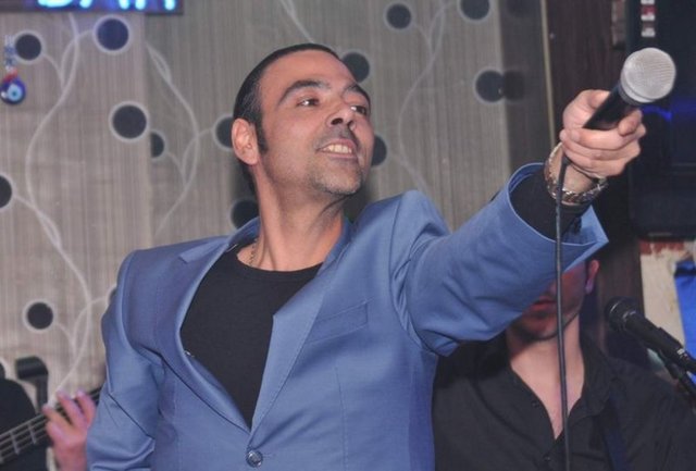 OZAN ORHON: Narkotik polisi sosyete yönelik operasyonlarına hız verince, ünlüleri ihbar edenler de çoğalmaya başlamıştı. Yapılan ihbarlardan birisinde ise şarkıcı Ozan Orhon'un işyeri adresi verilmişti. Mağazada 25 gram esrar maddesi bulunmuşu. Orhon, müşterisi tarafından bırakılmış olabileceğini söylese de gözaltına alınmaktan kurtulamamıştı. Şişli Adliyesi'ne sevk edilen Orhon, üç saat savcıya verdiği ifadenin ardından serbest bırakılmıştı.