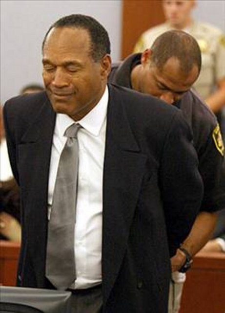 O.J. SIMPSON: Eski eşi Nicole Brown Simpson ve Ron Goldman'ın öldürülmesiyle ilgili olarak suçu hiçbir zaman kanıtlanmamış olsa da O.J. Simpson, tutuklu hücresiyle tanıştı. 1995 yılında davadan beraat ettikten sonra sivil jüri Simpson'ı söz konusu ölümlerden sorumlu tutarak 33.5 milyon dolar para cezası ödemesine hüküm verdi. 2007'de Las Vegas'ta ünlülere ait hatıra eşyalara sahip bir satıcının otel odasına silahlı baskın düzenleme suçuyla tutuklandı. Ancak Simpson, söz konusu satıcının kendi özel eşyalarını çaldığını, otel odasına da bu nedenle girdiğini söyledi. Sonuç olarak futbol yıldızı Simpson, 2008 yılında gasp ve ve adam kaçırma suçlarından 33 yıl hapis cezasına çarptırıldı. Simpson, ancak 9 yıl hapis yattıktan sonra şartlı tahliye hakkına sahip olacak.