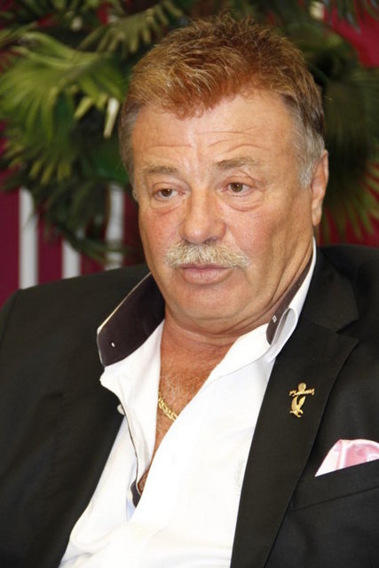 NURİ ALÇO: Birçok sinema filminde rol alan Nuri Alço da yakaladığı şöhretin henüz ilk yıllarında uyuşturucuyla tanışacaktı. Bağımlısı olduğu uyuşturucuyu bir müddet sonra satacak kadar kötü pozisyona gelecekti. Hatta yaşamının bir kısmını cezaevinde geçirdi.