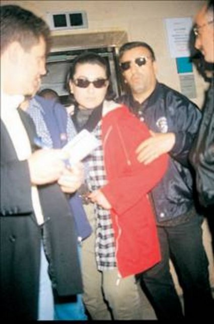 ALEV SAYIN: Uyuşturucu batağına düşmüş ünlülerimizden birisi de sinema oyuncusu Alev Sayın'dır. Bir zamanlar o da Kenan Kalav gbi Yeşilçam'ın en çok aranan oyuncuları arasındaydı. Alev sayı da uyuşturucu işine bulaşınca, cezaeviyle tanışan ünlüler arasında yerini alması kaçınılmaz olmuştu.