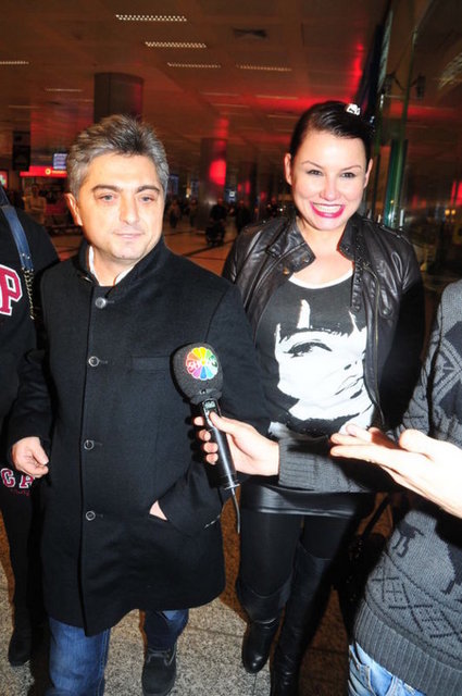 DENİZ SEKİ: 2009 yılında düzenlenen uyuşturucu operasyonuna uyuşturucu kullanmak ve bulundurmak nedeniyle tutuklandı. 218 gününü Bakırköy Kadın Cezaevi'nde geçirdikten sonra tahliye edilen Seki'nin davası hala devam ediyor.Bu arada Hüsnü Şenlendirici'nin de uyuşturucu kullandığı iddia ediliyor.