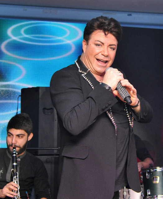 FATİH ÜREK: Polis, gözaltına alınan uyuşturucu satıcılarının müşteri defterini ele geçirmişti. İncelemeye alınan ajandada Fatih Ürek'in ismi de bulunmaktaydı. Narkotik şube dedektifleri hemen harekete geçerek sosyete barlarının gözde sanatçısı Fatih Ürek'i gözaltına almıştı.