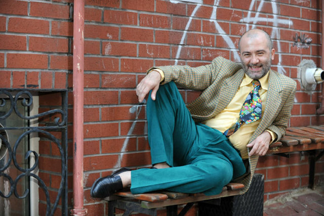 DURUL BAZAN: "Emret Komutanım" dizisinin başrol oyuncusu eski manken Seda Akman'a ait villaya jandarma baskın düzenledi. Akman'ın kız kardeşi Eda Akman ile oyuncu Durul Bazan'ın da aralarında bulunduğu 15 kişi kokain kullandığı gerekçesiyle gözaltına alındı.