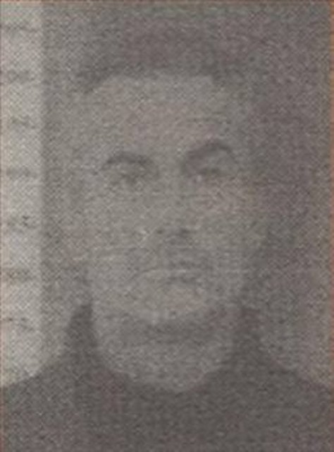 FARUK PEKER: Sinema oyuncusu Faruk Peker de bir uyuşturucu satıcısının kurbanı olmuştu. Narkotik polisi Mehmet Ekmekçi adlı uyuşturucu satıcısını yakalamıştı. Polis klasik bir uygulamayla, Ekmekçi'nin cep telefonunu açık tutarak, kimlerin arayacağını beklemeye başlamıştı. Arayan ilk kişi sinema sanatçısı Faruk Peker olmuştu.