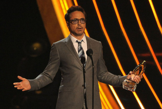 ROBERT DOWNEY JR.: Sherlock Holmes'un başarılı aktörü Robert Downey Jr.'ın 1996 ile 2003 yılları arasındaki sabıka listesi oldukça kalabalık. Madde bağımlılığı suçuyla birkaç defa tutuklanan Downey Jr., rehabilitasyon süreçlerini de başarıyla tamamlayamadı. 1999 yılında çarptırıldığı hapis cezası 2003 yılında sona erdi.