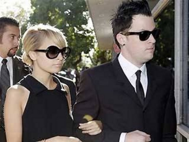 NICOLE RICHIE: Uyuşturucu aldıktan sonra araç kullanmaktan suçlu bulunan Amerikalı oyuncu Nicole Richie, 4 günlük cezasını çekmek üzere hapse girdi, ancak şerifin kararıyla bir saat sonra tahliye edildi. Bu rekor tahliye süresine oyuncunun 5 aylık hamile olması etki etti.