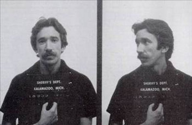 TIM ALLEN: Home Improvement dizisinin yıldızı Allen, 1978 yılında Kalamazoo-Battle Creek Uluslararası Havaalanında  kokain bulundurduğu için tutuklandı. Sandstone, Minnesota'da 28 ay hapiste kaldıktan sonra 1981'de serbest kaldı. Üçüncü kez tutuklanması ise 1997 yılında alkollü otomobil kullanması nedeniyle oldu.