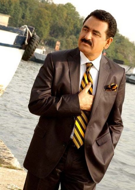 İBRAHİM TATLISES: Ünlü sanatçı İbrahim Tatlıses de uyuşturucu kullandığı yolundaki iddialar üzerine İstanbul Narkotik Şube Müdürlüğü polisleri 9 Nisan 1990 tarihinde harekete geçerek ünlü türkücüyü yakın takibe aldılar. Tatlıses günlerce polis tarafından izlendi. Tatlıses kokain kullanmak ve konserlerinden önce kokain partileri düzenlemek suçundan yakalandı. Tatlıses'in polis sorgusundaki ifadelere yer verilen Etiler Koğuşu kitabında, "Tatlıses sıkça kendisinin halka mal olmuş bir sanatçı olduğunu söylüyor ve hatta bir defasında bu nedenle ahengi bozmamak için ABD'de kokain içtiğini söylemekteydi" deniliyor.