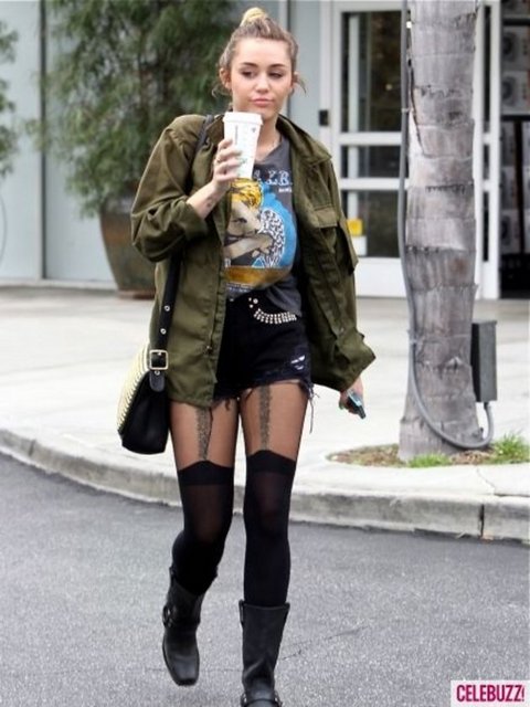 Miley sokakta bile giydi: -  - 20 yaşındaki ünlü şarkıcı Miley Cyrus, Kaliforniya'da motorcu botları, yırtık kısa şortu, baskılı tişörtü ve seksi jartiyeriyle görüntülenince olay olmuştu.