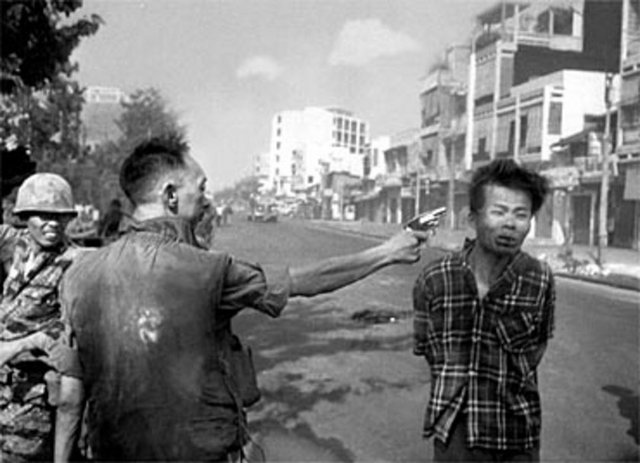 1968 yılında Vietnam Savaşı: Vietkong'lu Nguyen Van Lem, Güney Vietnam'lı mili polis şefi Nguyen Ngoc Loan tarafından vurularak öldürüldü. İnfaz anı hem video hem de fotoğraf olarak kaydedildi.