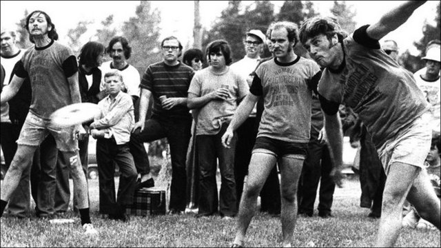 Frizbee - 1950'li yıllarda Walter Frederick Morrison adlı bir girişimci, halkın UFO'lara olan ilgisinden dolayı bir oyuncak yaptı. Bu oyuncak küçük Uçan dairelere benzemekteydi. Morrison bu oyuncağa ilk başta "Plüton Tabağı" adını verdi ve bu oyuncak kısa sürede tanındı. Oyuncağı Wham-O adlı bir firma üretiyordu ve satışlarını arttırmak isteyen firma, Richard Knerr'i ülkenin doğusuna gönderdi.  Öğrenciler bu oyuna "freesbee" diyorlardı. Bu adın kullanılmasının sebebi; öğrencilerin oynadıkları teneke kapağı 1870′li yıllarda kurulmuş ve evlere teneke kutularda kek ve bisküvi servisi yapan bir firmaya aitti. Firmanın kurucusu William Russell Freesbee'nin resmi, kutu kapaklarını süslemekteydi ve öğrenciler onun adını oyuna vermişlerdi. Knerr, 1959 yılında Freesbee adını tescil ettirdi. Plastik Frizbinin mucidi Fredrick "Fred" Morrison 90 yaşında vefat etti.