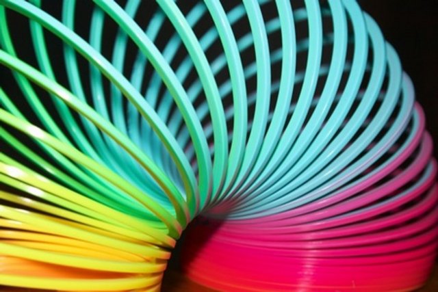 Slinky oyuncağı - Gökkuşağı renklerindeki halkaların ahenkle iki el arasında hareket ettirildiği bir oyuncak olan Slinky ülkemizde de geçmişte çok popülerdi. Dünyada 250 milyon satan Slinky 1942 yılında satılmaya başlandı.