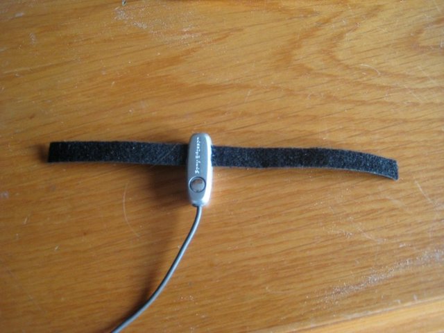 - Velcro-Cırt cırt kumaş - Velcro kumaş veya yurdumuzda kullanılan diğer adıyla cırt kumaş 1948 yılında İsviçreli elektrik mühendisi George de Mestral tarafından icat edilmiştir. - Velcro kelimesi Fransızca velours ("kadife"), ve crochet ("kanca") kelimelerinin bir araya getirilip kısaltılmasından oluşturulmuştur. - George de Mestral'in patentinin süresi 1978 yılında bitmiştir ama Velcro ismi bir çok ülkede ticari bir marka olarak bir Amerikalı yatırımcı tarafından tescillidir. Şimdi 40 ülkeye ihraç edilip kullanılmakta.