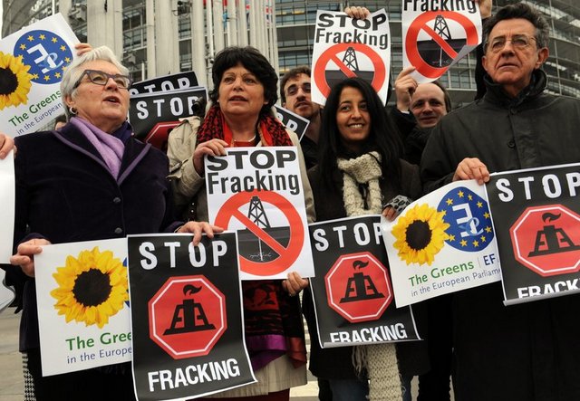 Her teknolojik konuda olduğu gibi fracking tekniğinin de tartışmalı çok yön var. - Özellikle sondaj esnasında açılan kanalın, su kaynaklarının bulunduğu katmanlardan da geçmesi endişelere neden oluyor.